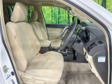 運転席まわりには十分なスペースがあり、大柄な方でもゆったり運転していただける環境です。