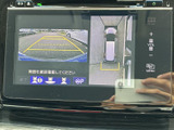 後席の乗員も楽しめるモニターを搭載。長距離ドライブも退屈させません。映像コンテンツで快適な移動を。