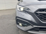【LEDヘッドライト】悪天候や夜間走行時も良好な視界を確保し安心して運転できる高輝度LEDヘッドライトを装備!点灯速度が早く、消費電力も抑えられています。