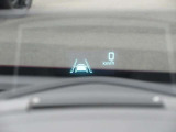 必要な情報を投影するヘッドアップディスプレイ(運転席前のガラス等に車速やナビ情報を投影する機能)。視線移動を抑え、速度やナビのルート案内、安全警告を直感的に確認。長距離運転でも疲れません。