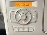 【オートエアコン】一度お好みの温度に設定すれば、車内の温度を検知し風量や温度を自動で調整。暑い&hellip;寒い&hellip;と何度もスイッチ操作をする必要はありません。快適な車内空間には必須の機能ですね♪