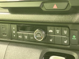 握りやすい形状のステアリングは、長時間の運転でも疲れにくいのが特徴。操作性にも優れ、快適なドライビングをサポートします。
