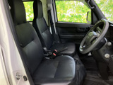 運転席は、シンプルで機能的なデザイン。操作しやすい配置で、快適なドライビングをサポートします。