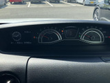 視認性の高いメーターが、運転に必要な情報を分かりやすく表示します。運転状況を常に把握でき、安全運転をサポートするだけでなく、洗練されたデザインも魅力です。