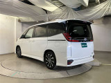 リヤ、後ろから見るとまた車の印象が変わってきますね☆☆