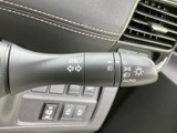 操作しやすい位置に配置されたウインカーレバー。確実な操作感で、安全な車線変更をサポートします。直感的に操作でき、運転に集中できます。