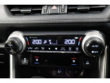 運転席と助手席、それぞれ温度調節ができ、オールシーズン快適なオートエアコンとなっております!
