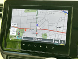 見やすい地図画面で、運転中のナビゲーションがより安全に。スムーズなルート案内で、目的地まで迷うことなく到着できます。
