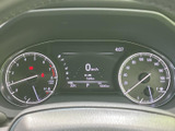 見やすいメーター類が、運転に必要な情報をドライバーにわかりやすく伝えます。デザインと機能性を両立し、快適なドライビングをサポートします。