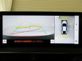 パノラミックビューモニターを装備。車を真上から見るように周囲を確認できます。機能の詳細は販売店スタッフまでお尋ねください。