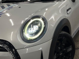 ●LEDヘッドライト:夜間走行時も良好な視界を確保し安心して運転できる高輝度LEDヘッドライトを装備!点灯速度が早く、消費電力も抑えられています。