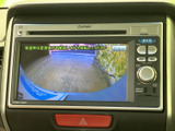 後方確認をサポートするモニターを搭載。狭い道や駐車場での運転も安心です。安全運転をサポートする頼もしい機能です。
