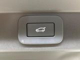電動リアゲートは、ボタンやリモコンでバックドアを自動開閉できる機能です。楽に開閉でき、ゲートが開く高さの記憶や安全のための挟み込み防止機能も備えています。