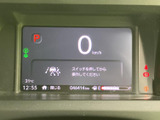 視認性の高いメーター類は、運転に必要な情報を的確にドライバーへ伝えます。デジタル表示で、走行距離や警告灯の状態もひと目で確認可能です。
