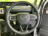 握りやすいステアリングは、運転の楽しさを向上させます。操作性にも優れ、快適なドライビングをサポートします。
