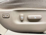 【パワーシート】電動でシートポジションの変更が可能です。手動式より細かくシート設定が可能ですのでより快適な姿勢でドライブを楽しんで頂けるでしょう。