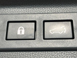 【パワーバックドア】スマートキーや運転席のボタンを押すだけでリアゲートが自動で開閉します!荷物を持っている時や、高い位置にあるバックドアを閉める際に便利な機能です♪
