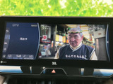 停車中に楽しめるTV機能。長距離移動や待ち時間も快適に過ごせます。ドライブ中の休憩時間に、ニュースやエンターテイメントを満喫できます。(※安全のため、走行中の視聴はご遠慮ください)。
