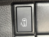 【パワースライドドア】スマートキーや運転席のスイッチでスライドドアの開閉が可能♪電動だから力を入れてドアを開ける必要が無く、小さいお子様でも、重い荷物を持っている時もラクに開け閉めできます♪