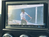 停車中にテレビや映像を楽しめる機能。休憩時間や待ち時間に、リラックスした時間をお過ごしいただけます。快適な移動をサポートします。