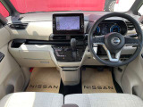 広々とした運転席で快適なドライブをお楽しみください