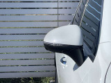 【LED内蔵ウィンカー】LEDとクロームの先進的なコントラストのミラーデザインに加え、後退時助手席側のミラーが自動で下方を向くリバースポジション機能も備えており実用性も兼ね備えています。
