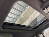【大型サンルーフ】車内の解放感が一気に上がる大型のパノラマルーフ!季節を問わず開放的で快適なドライブをお楽しみいただけます。流通量も少なく希少価値の高い人気の装備です♪