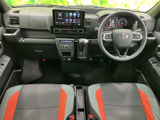 運転席からの視界は広く、運転に集中できます。操作系はシンプルで分かりやすく、初めての方でもすぐに慣れるでしょう。快適なドライブをサポートします。