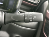 操作しやすい位置に配置されたウインカーレバーで、スムーズな車線変更をサポートします。安全運転に貢献する機能です。