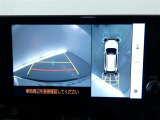 【全周囲モニター】車を上空から見下ろしたような映像をカーナビ画面に映し出し、車庫入れや縦列駐車をサポートしてくれます。