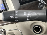 雨の日でもクリアな視界を確保できるワイパーレバー。操作も簡単で、運転に集中できます。