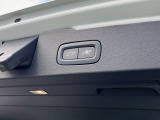 【パワーバックドア】スマートキーや運転席のボタンを押すだけでリアゲートが自動で開閉します!荷物を持っている時や、高い位置にあるバックドアを閉める際に便利な機能です。