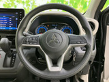 握りやすいステアリングで、運転操作を快適に。オーディオ操作もステアリングから可能で、運転に集中できます。快適なドライビングを。
