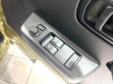 【電動格納ミラー】サイドミラーは電動格納式となっており、狭い駐車場でもキズがつくリスクを抑えられます。