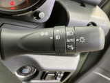操作しやすい位置に配置されたウインカーレバー。スムーズな操作で、安全な車線変更をサポートします。オート機能も便利です。