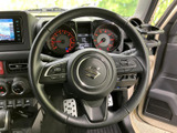 握りやすいステアリングは、運転操作をスムーズに。操作性の高いスイッチ類が配置されており、運転に集中できます。