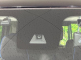 【三菱e-Assist】走行中に前方の車両等を認識し、衝突しそうな時は警報とブレーキで衝突回避と被害軽減をアシスト。より安全にドライブをお楽しみいただけます。