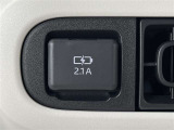 充電用USB端子付き。スマートフォンなどの充電に便利です。