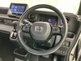 握りやすいステアリングは、長距離運転でも疲れにくい設計。操作性にも優れ、スムーズなハンドリングをサポートします。ステアリング周りのスイッチ類も操作しやすい位置に配置されています。