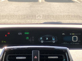 視認性の高いメーター類は、運転に必要な情報を一目で確認できます。運転席を洗練された空間に演出します。