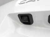 後退時に車両の後ろ側をモニター画面に表示します。車庫入れなどでバックする際に後方確認ができて便利です。車庫入れが苦手な人もこれで安心。