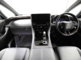 上質で落ち着いた印象のインパネ。視界も広々で運転しやすいです。
