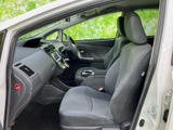 運転席からの視界は広く、周囲の状況を把握しやすい設計です。操作性にも優れており、運転に集中できます。快適な運転環境をご提供します。