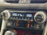 【シートヒーター&ベンチレーション】夏場は涼しい風でお尻や背中の熱やムレを防ぎ、冬はエアコンよりも早く温まってポカポカに!季節を問わず快適に過ごせます。