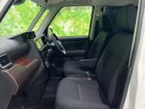 運転しやすい配置の操作系と、見やすいメーター類が、安全な運転をサポートします。快適なドライブをサポートする空間です。