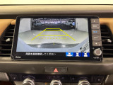 後退時に車両の後ろ側をモニター画面に表示します。車庫入れが苦手な人もこれで安心♪
