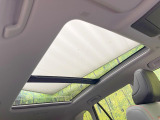 【大型サンルーフ】車内の解放感が一気に上がる大型のパノラマルーフ!季節を問わず開放的で快適なドライブをお楽しみいただけます。流通量も少なく希少価値の高い人気の装備です♪