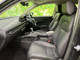 運転席からの視界が広く、運転操作もスムーズに行えます。快適なドライビングポジションで、安全な運転をサポートします。使いやすい空間ですね。