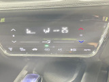 【オートエアコン】一度お好みの温度に設定すれば、車内の温度を検知し風量や温度を自動で調整。暑い&hellip;寒い&hellip;と何度もスイッチ操作をする必要はありません。快適な車内空間には必須の機能ですね♪