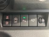 【車線逸脱警報】道路上の白(黄)線を認識し、意図せず走行中の車線からはみ出しそうになった時、メーター内の警告灯とブザーで注意喚起してくれる安心・安全機能です♪